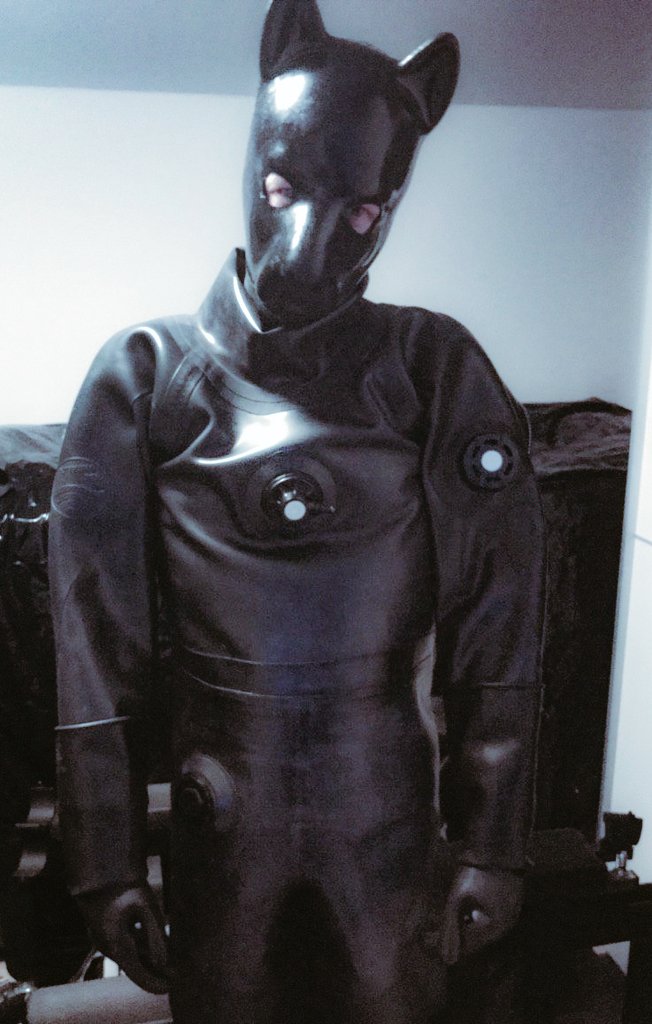 aayo_hh's tweet photo. 'Get ready for the night!!'
All I needed to hear to slip into my heavy rubber 😏🔥 #sleepingear #rubbertoy #rubberpup #gearfetish #gearlife #thankyousir https://t.co/Hxiq0i5Xrg