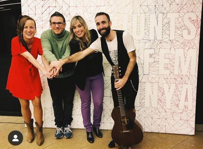 plataformamm's tweet photo. @la_marato A l’acte de cloenda de la jornada els assistents van gaudir de la música de @LaFolieBcn i @JordiNinus que van interpretar la cançó del disc de @la_marato “si em dius que m’estimes” Gràcies per la vostra actuació musical en el #DMMM2020 amb @EliCarnice #JuntsFemPinya https://t.co/4NJlOkxbNt