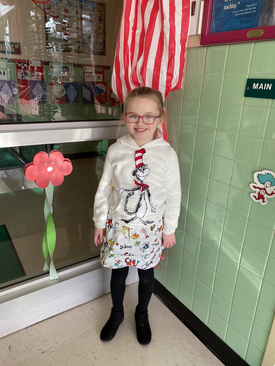 JaniceCirone's tweet photo. Oakview is excited to start our reading challenge this week! Happy Birthday Dr. Seuss 🎉📚🎉@OVELEM @wdeptford https://t.co/kVwnO7F58h