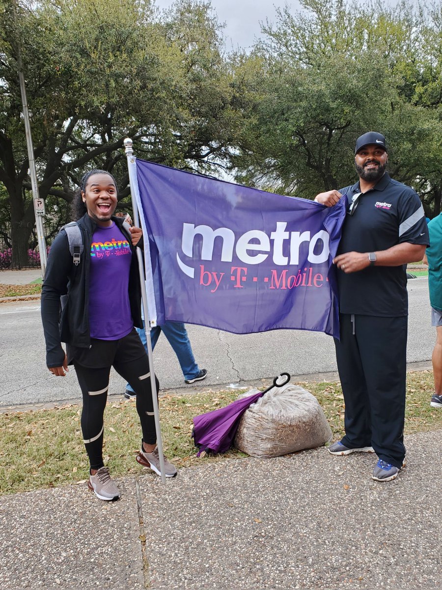 kennygmagenta's tweet photo. D&I at D&I! Get it? 😂 Seriously, we committed to civic engagement, walked to show our support, and even raked up a bag of leaves to show our civic duty to clean streets. J/K. 😋 This was a great experience w/ great people and I got in my 22K steps! #houstonaidswalk https://t.co/GpUhU5RIqK