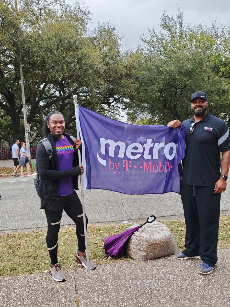 kennygmagenta's tweet photo. D&I at D&I! Get it? 😂 Seriously, we committed to civic engagement, walked to show our support, and even raked up a bag of leaves to show our civic duty to clean streets. J/K. 😋 This was a great experience w/ great people and I got in my 22K steps! #houstonaidswalk https://t.co/GpUhU5RIqK