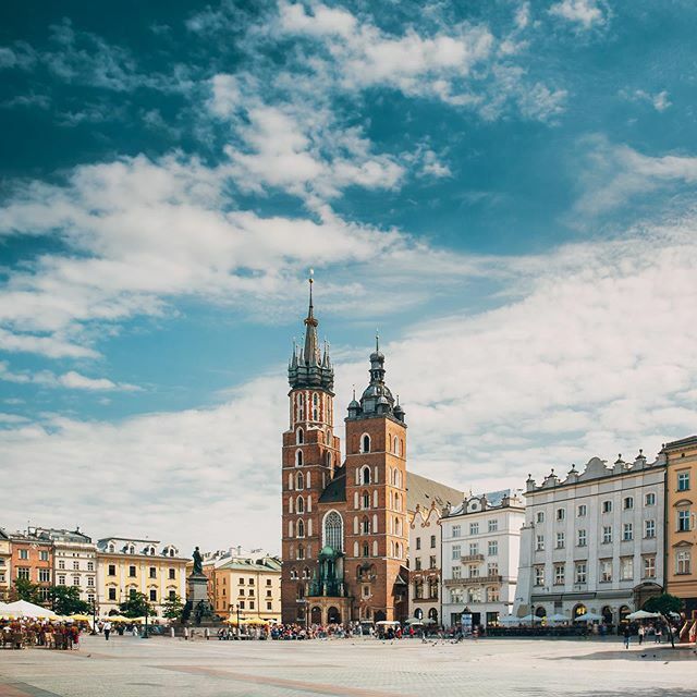 The most iconic architectural feature in #Krakow, St. Mary’s Basilica was rebuilt and consecrated in 1320 after it was left in ruins during Tartar raids in the 13th century. If you think it’s beautiful on the outside, just wait until you see the altarpie… ift.tt/2Iel2aS