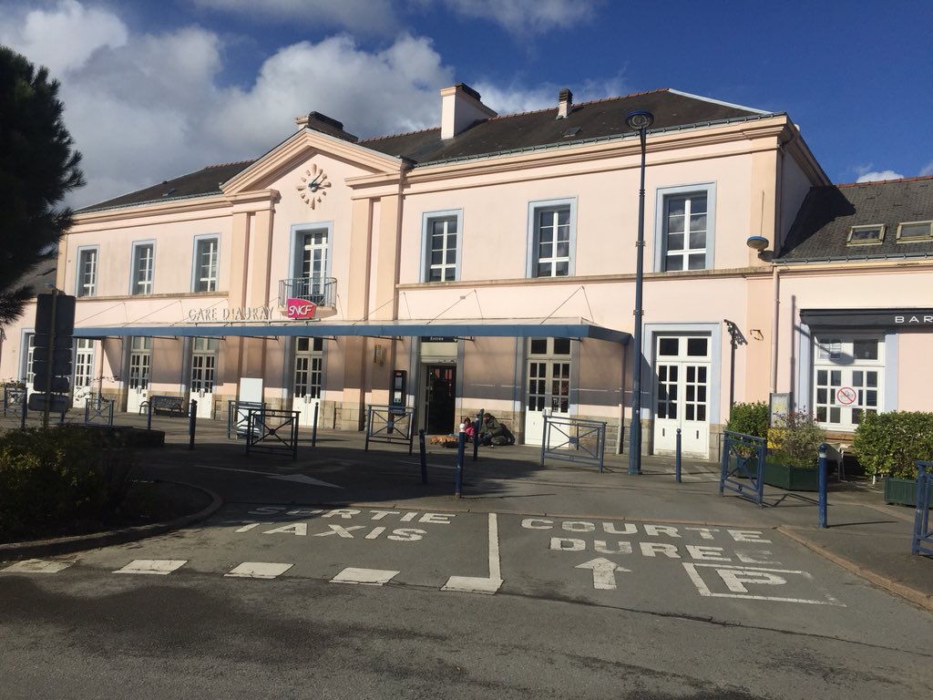 cchabas's tweet photo. Confirmation à la gare d’Auray, située sur la ligne TGV paris-quimper : pas de restriction de circulation, les trains continuent de s’arrêter en gare et les alréens peuvent voyager librement #coronavirus https://t.co/bSfmVCYtMe