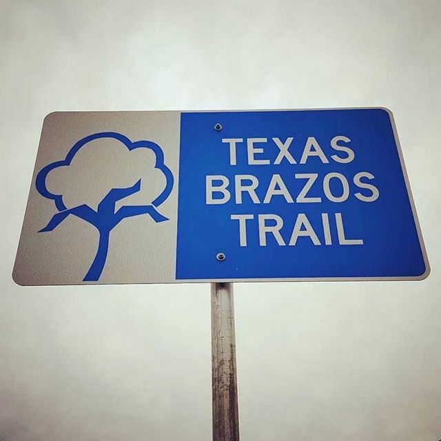 TxBrazosTrail's tweet photo. We love to see these blue and white signs! Road trip the Texas Brazos Trail Region! 📸: @whiskeyoninstagram https://t.co/uOkxQjP5hg https://t.co/1jUtJvxVyO