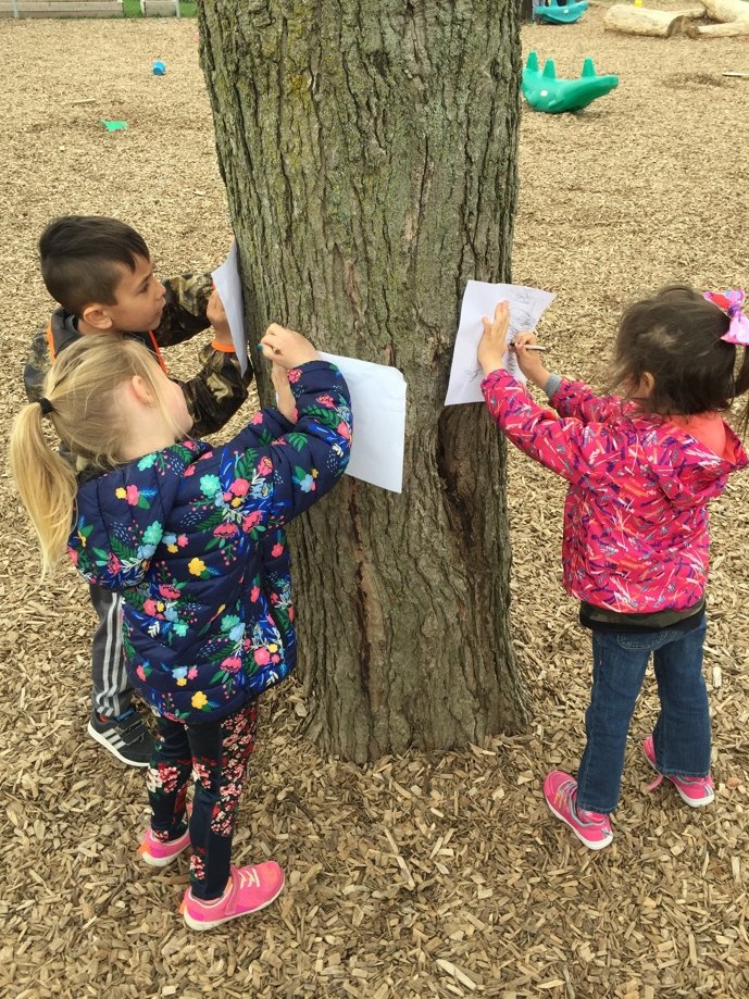 Outdoor learning time! Combing art with nature. Students are tree bark rubbing and exploring different textures. 🌳 @EY_uwindsor <a href="/SCCDSB/">St. Clair Catholic District School Board</a>