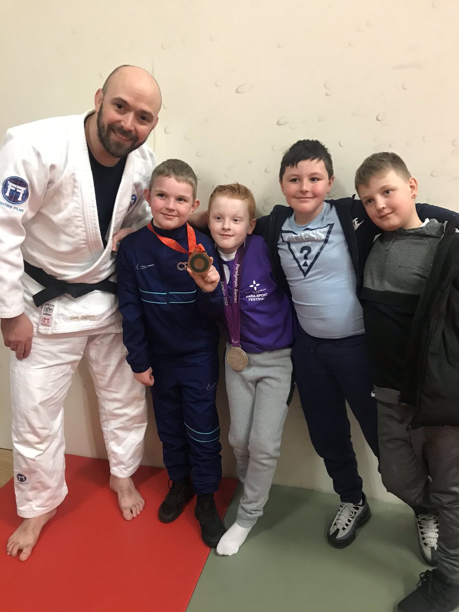The pupils from @KirkshawsPS getting their hands on some (very heavy) Paralympic medals with <a href="/JudoScotland/">JudoScotland</a>’s <a href="/Samuel_Ingram/">Samuel Ingram</a>! #inspiringsport #inspiringthroughinclusion #getinvolved