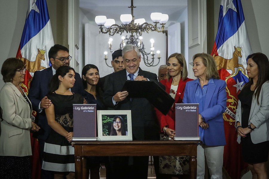 latercera's tweet photo. Piñera asegura que “a veces no es sólo la voluntad de los hombres de abusar, sino también la posición de las mujeres de ser abusadas” https://t.co/0RQjHjsXrp https://t.co/zT59132bvz