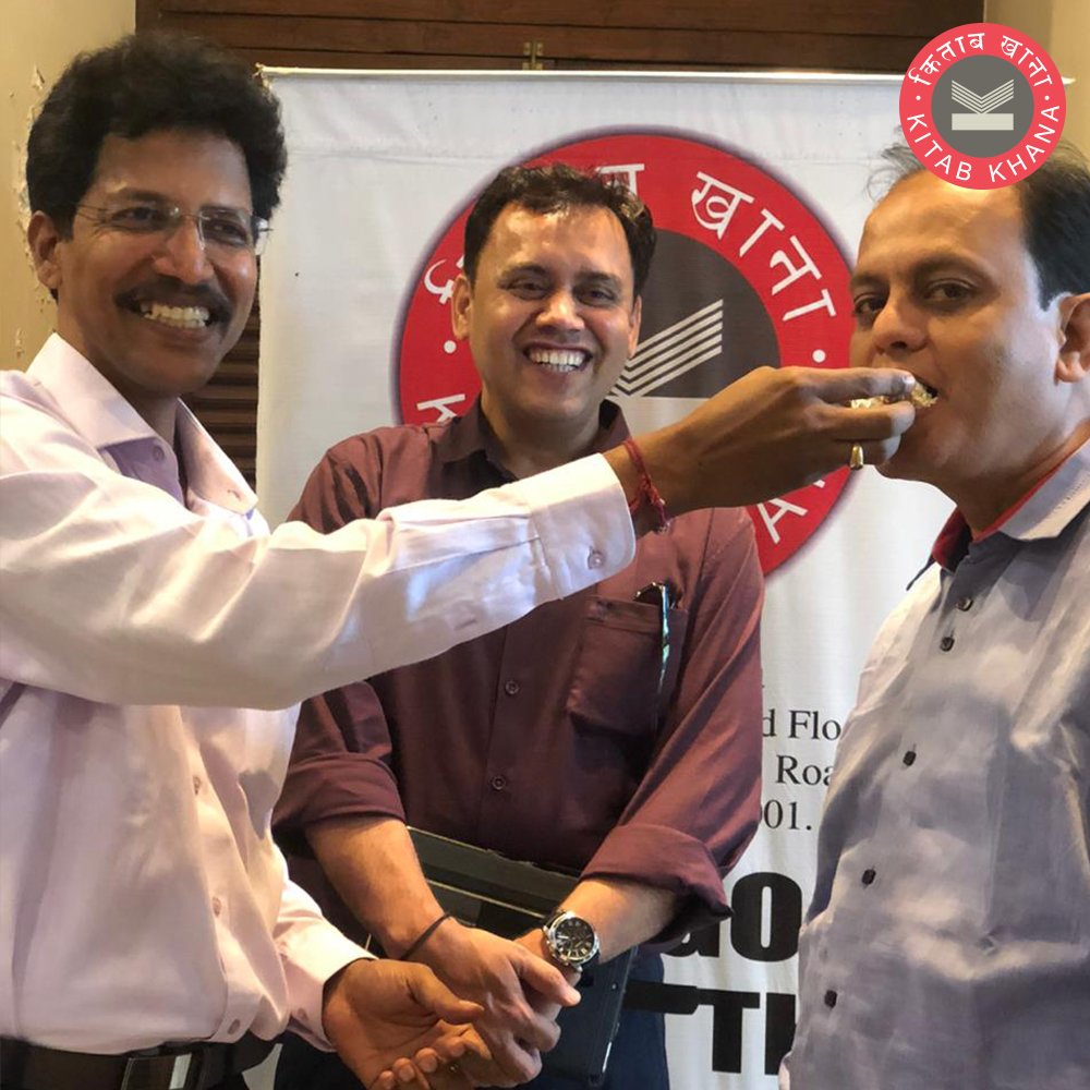 KitabKhanaBooks's tweet photo. As our birthday celebrations continue, the wonderful folks from @HarperCollinsin dropped by with a cake! Thank you for showering us with your love.
#kitabkhanaturns9 #anotheryear #kitabhkhanabirthday #celebrationscontinue https://t.co/6y1RCLvHe5