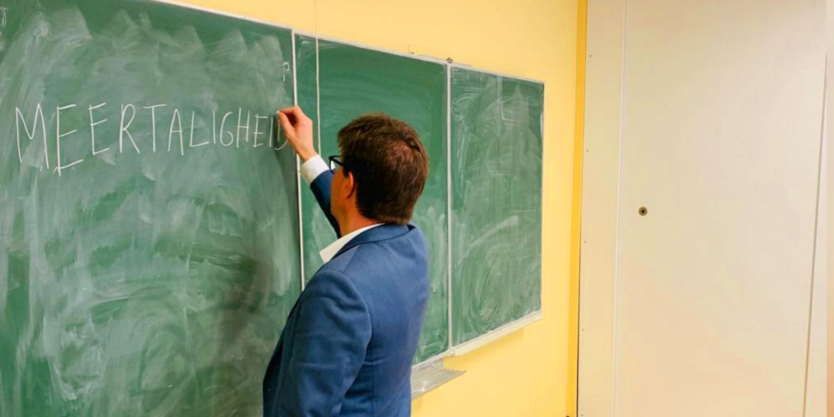 svengatz's tweet photo. Vandaag ging ik zelf de uitdaging aan en stond ik voor de klas in mijn oude school Imelda Instituut in Molenbeek! @teachforbelgium #teachingchallenge #meertaligheid #onderwijs #Brussel https://t.co/900guzeeHV