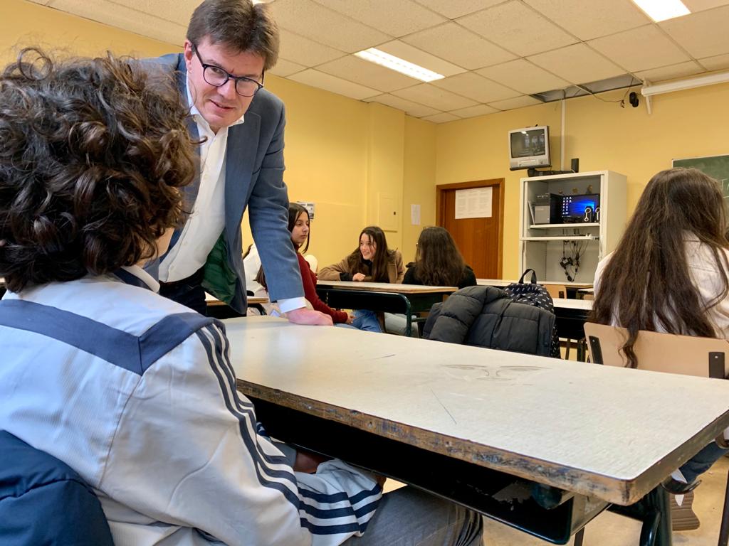 svengatz's tweet photo. Aujourd'hui, j'ai relevé le défi dans mon ancienne école ! J’ai été donné cours à l'institut Imelda à Molenbeek ! @TeachForBelgium #teachingchallenge https://t.co/DyK7WFGWBn