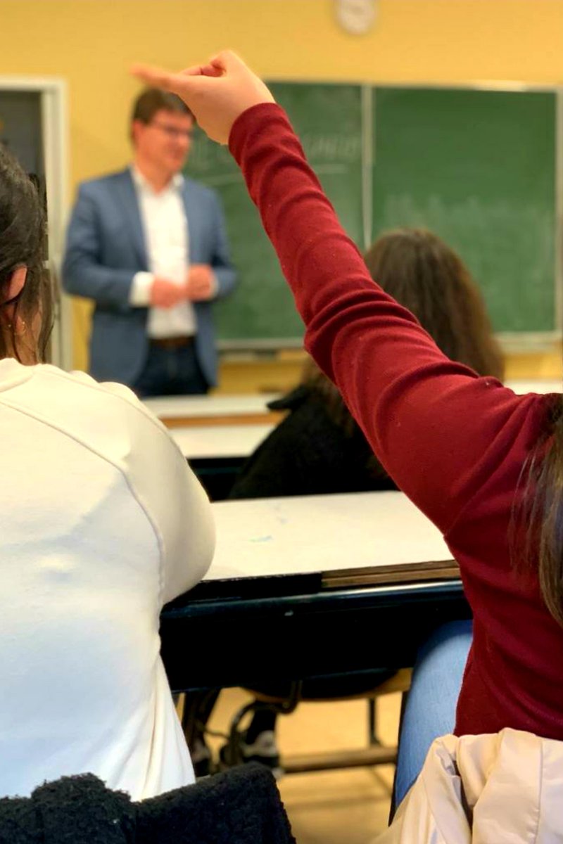 Vandaag ging ik zelf de uitdaging aan en stond ik voor de klas in mijn oude school Imelda Instituut in Molenbeek! @teachforbelgium #teachingchallenge #meertaligheid #onderwijs #Brussel