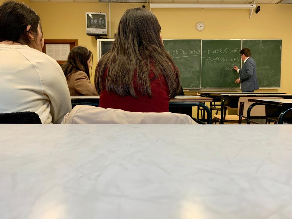 svengatz's tweet photo. Aujourd'hui, j'ai relevé le défi dans mon ancienne école ! J’ai été donné cours à l'institut Imelda à Molenbeek ! @TeachForBelgium #teachingchallenge https://t.co/DyK7WFGWBn