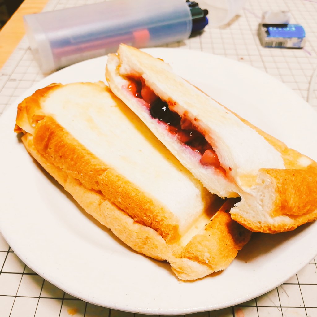 Uzivatel ヒムペロ Na Twitteru しょっ 食パン いちごジャム 冷凍3種のベリーぶちこみホットサンドうめ 深夜おやつ