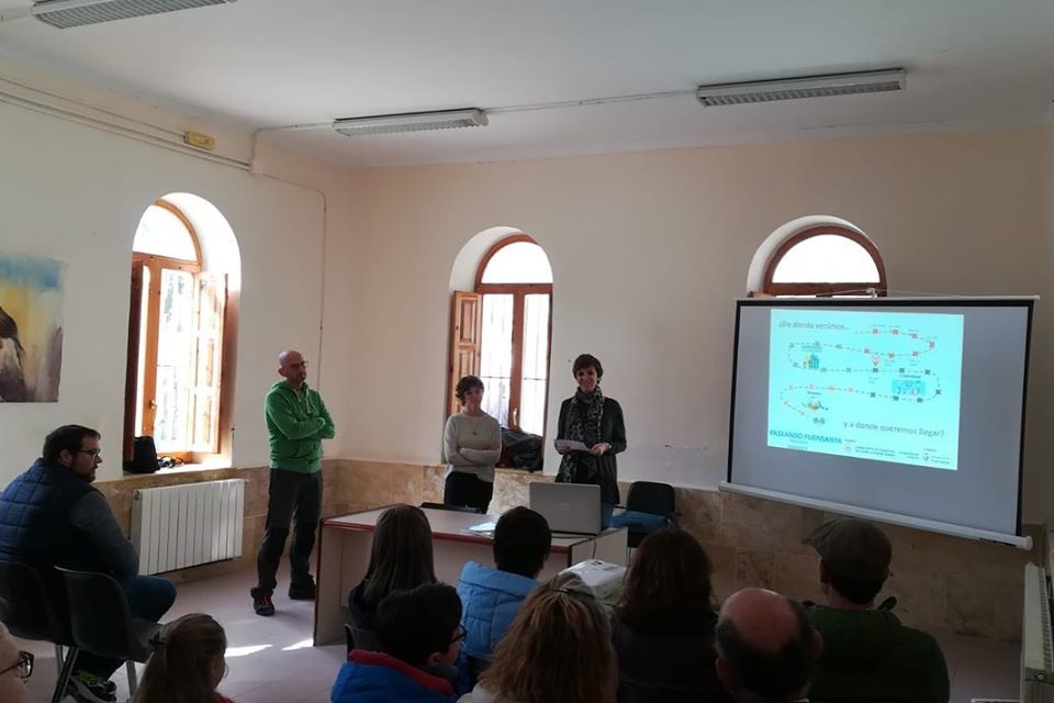 COACM_AB's tweet photo. El sábado durante la ruta "Paisajes urbanos", del proyecto "Paseando Fuensanta" del grupo de paisaje. Agradecemos la  presencia de tantos Fuensanteños, de su alcalde, y del D.G. de Planificación Territorial, José Antonio Carrillo, que aceptó nuestra invitación. https://t.co/hY0VCU1UJF