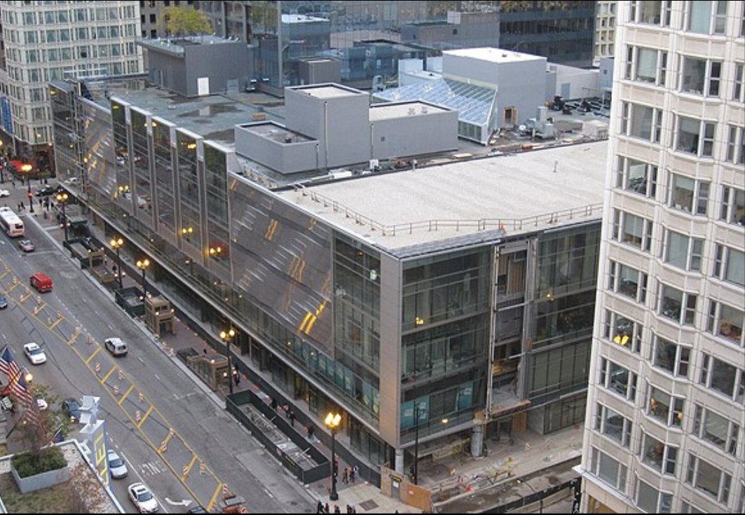 ExtremeVibesChi's tweet photo. No. 1 on our list of the most underwhelming results of recent civic projects is Block 37. We had hoped that especially with the inclusion of an AMC that there would be a marquee or video display worthy of this prime section of State but alas no @sitedesigngroup @ChiLoopAlliance https://t.co/BvgzzSl11L