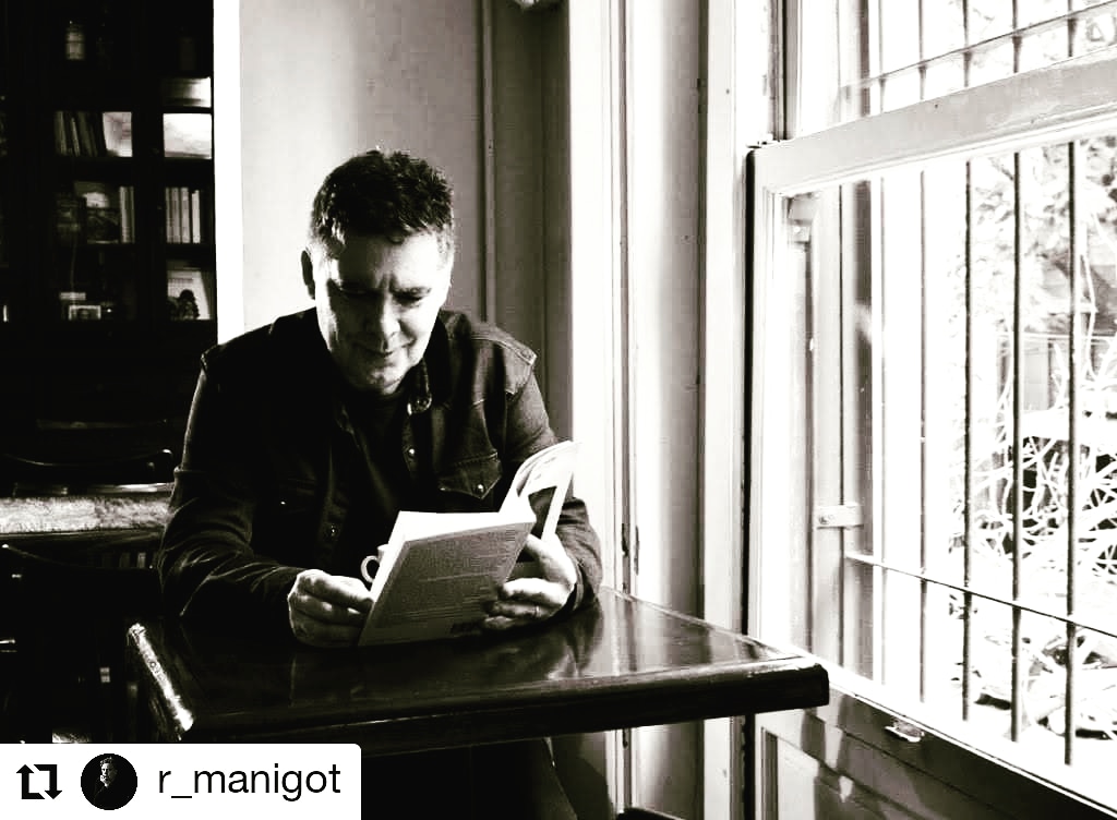 El lunes arranco otro taller de lectura y escritura en Castelar. Está casi completo, igual que los 3 Talleres de Letras de Canciones. Perdón el autobombo, pero quedan los últimos lugares.
Agradezco RT