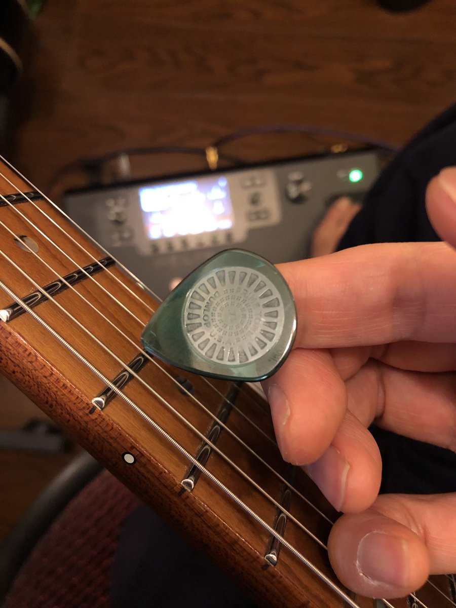 teke_san_twit's tweet photo. JIM DUNLOP PRIME TONE Animals as Leaders GREEN AALP02 0.73mm、なげー名前だ💦
弾くものによっては発音がハッキリするし良いかも🤔
単価が高いけど、Ultexで持ちも良さそうだし、またUltexなのにGREENだし👍
#jimdunlop #guitar #picks #jazz3xl #ultex #primetone https://t.co/hani63dULr