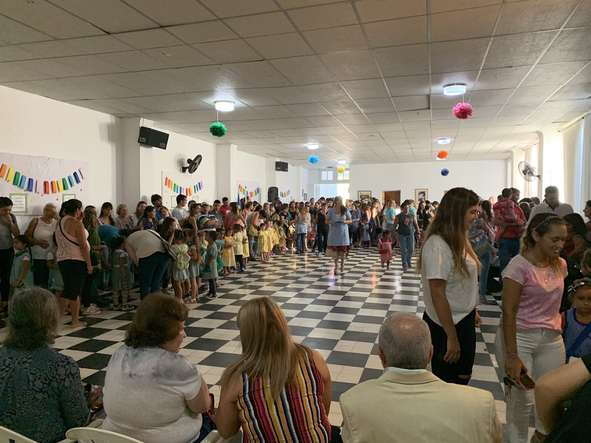 JefaturaDistri3's tweet photo. Acompañamos el acto de inicio del ciclo lectivo 2020 en  el Jardín  901 juntos al Intendente Sr. Daniel Cappelletti, la Subdirectora de Gestión Institucional Elisa Castro, la Inspectora Jefa Distrital Prof. Alejandra Dussin, Dir. Educ Municipal Y Consejo Escolar. https://t.co/r0DAzHAzPq