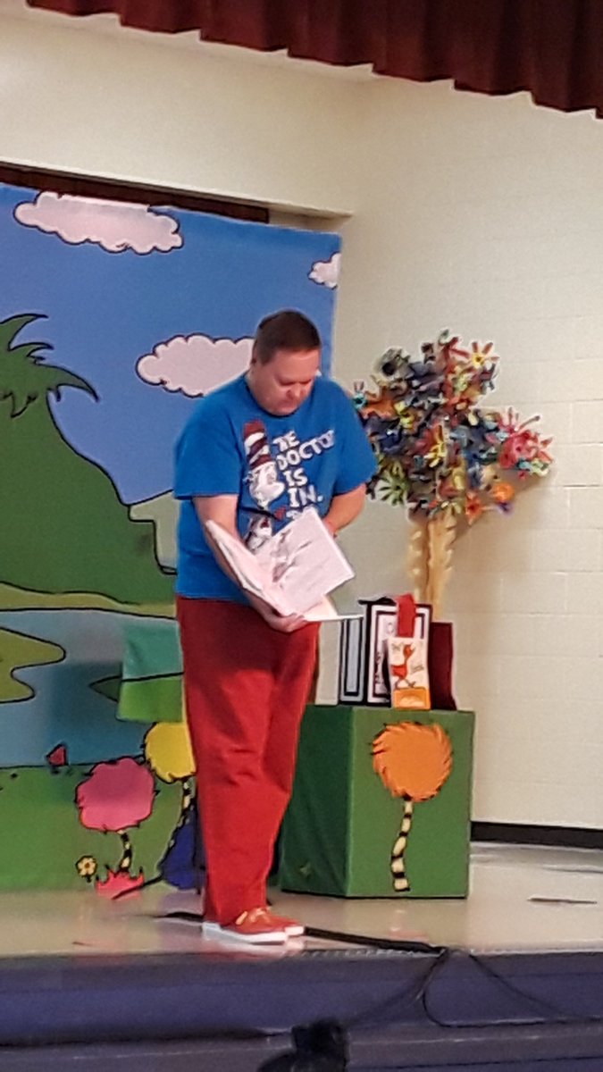 cgillammedia's tweet photo. @AmazingHumorist Mr. Tim kicked off #ReadAcrossAmerica with his amazing #DrSeuss program @CatawbaTrail @RichlandTwo https://t.co/J3thZgDXBk