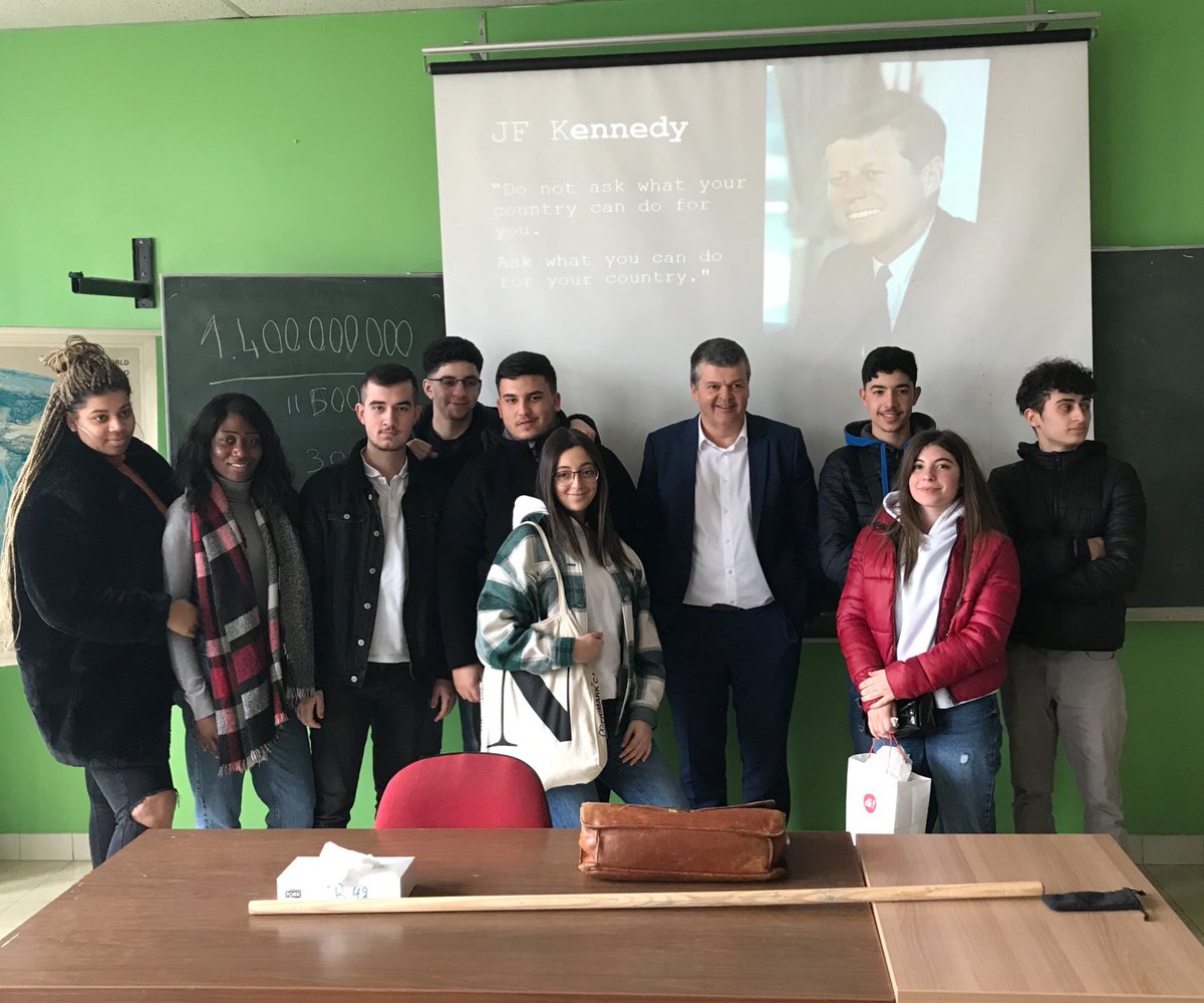 Bart Somers (@bartsomers) on Twitter photo Met de Teaching Challenge wil <a href="/teachforbelgium/">Teach for Belgium</a> het lerarenberoep opwaarderen en in de kijker zetten. Ik ging de uitdaging aan en gaf in het Brusselse Imelda-Instituut een uur les aan het zesde jaar kantoor. #teachingchallenge Met de Teaching Challenge wil <a href="/teachforbelgium/">Teach for Belgium</a> het lerarenberoep opwaarderen en in de kijker zetten. Ik ging de uitdaging aan en gaf in het Brusselse Imelda-Instituut een uur les aan het zesde jaar kantoor. #teachingchallenge