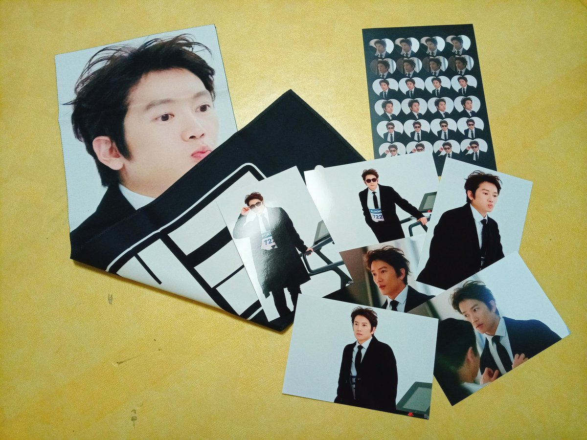 헉 저도 드디어 받았습니다 슬로건! 실물로 보니까 더 예쁘고 보들보들해서 계속 만지게 되네요,,, 그리고 사진들,,, 대박 진짜 퀄리티 장난 아니네요 넘 예뻐
세상에 특전 값만 해도 엄청 드셨을 거 같은데 ㅜㅜ 예쁜 굿즈 넘 감사해요 꾸꾸님 ㅜㅜ 아주 알차게 잘 쓸게요❤

@Ggu_acco