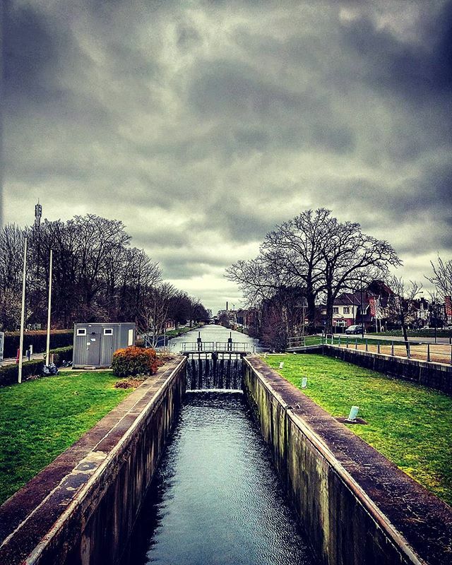 Peeveedh's tweet photo. Kortrijk kanaal Bossuit-Kortrijk #kortrijk #igerskortrijk #igkortrijk #igers #stadkortrijk #duizendkortrijksestraten #kanaalbossuitkortrijk #abdijkaai #streets #streetphotography #architecture #lock https://t.co/W8vPuGZXLT