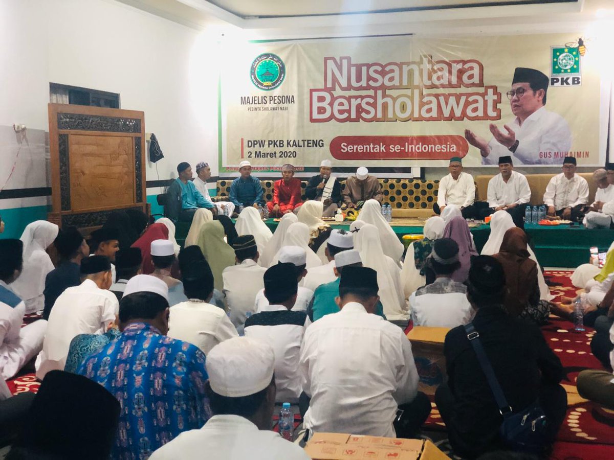 utiagata's tweet photo. Dunia ini ibarat bayangan. Kalau kau berusaha menangkapnya, ia akan lari. Tapi kalau kau membelakanginya, ia tak punya pilihan selain mengikutimu. #NusantaraBersholawat https://t.co/F3xAwSgxwV