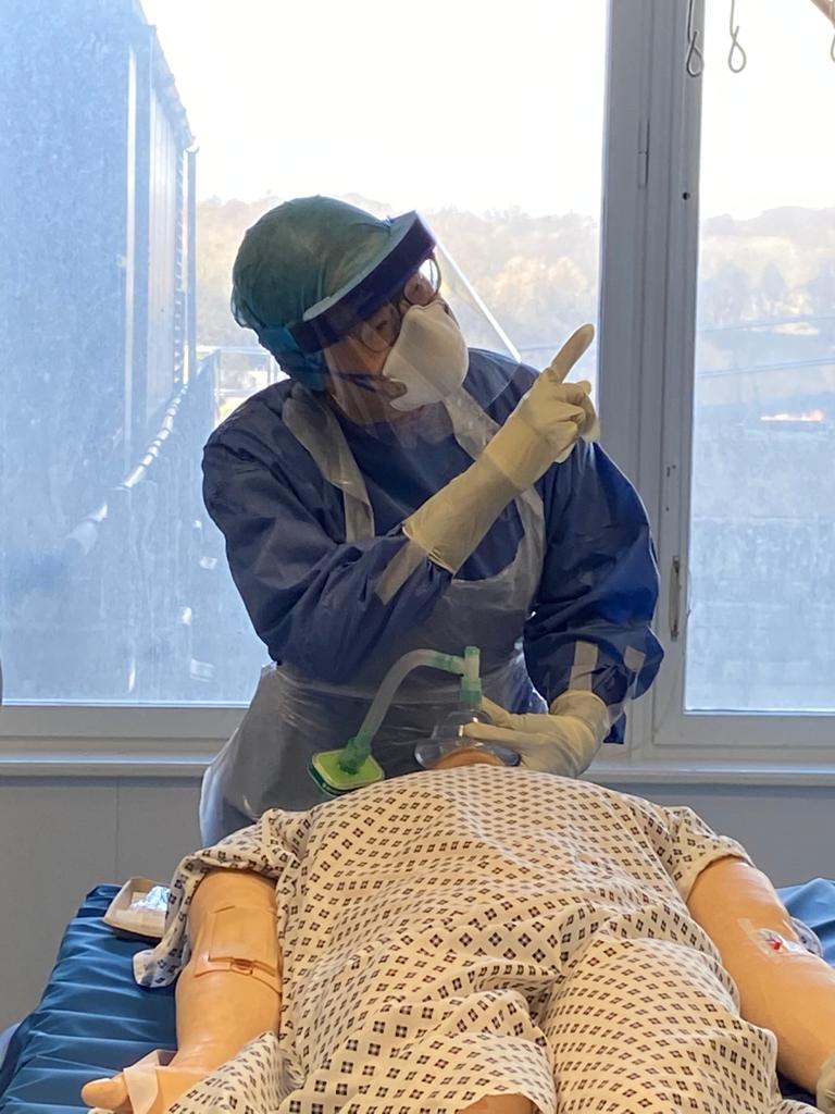 RFAnaesthesia's tweet photo. We're using simulation training to identify the problems around the intubation of patients with #coronavirus. 

Pay particular attention to

1. Communication
2. Temp control
3. Access
4. Speed

#COVID19
#coronavirusuk https://t.co/8sTC2jn1yT