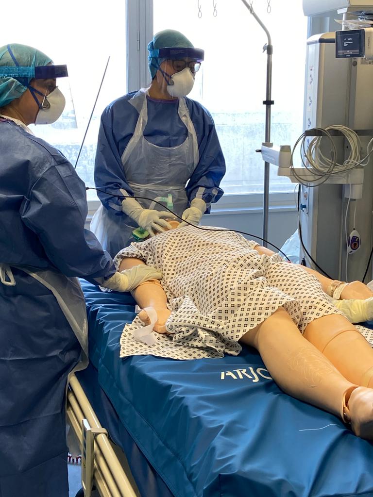 RFAnaesthesia's tweet photo. We're using simulation training to identify the problems around the intubation of patients with #coronavirus. 

Pay particular attention to

1. Communication
2. Temp control
3. Access
4. Speed

#COVID19
#coronavirusuk https://t.co/8sTC2jn1yT