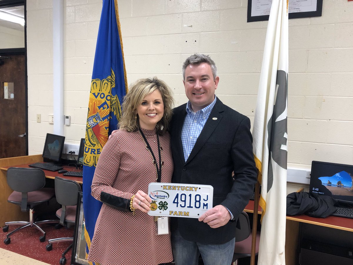 RyanQuarlesKY's tweet photo. Barren County is Kentucky’s top ag cash receipt county! Was honored to speak to their 4-H and FFA students while promoting Ag-Tag with Clerk Helena Birdwell! Thanks for investing in our future. https://t.co/U8tFcqg1PC