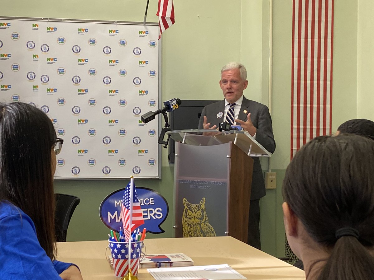 JimmyVanBramer's tweet photo. This morning we kicked off #CivicsWeek2020 at my alma mater, @WCBryantHSLIC in #Astoria with @DOEChancellor, Deputy Mayor Thompson, school leaders and Bryant students who were busy registering to vote & preparing to lead us to a better tomorrow! https://t.co/sFa3KJLYRe