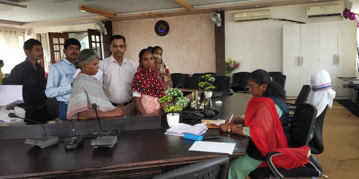 dc_simdega's tweet photo. समाहरणालय सभागार में आज जनता दरबार कार्यक्रम का आयोजन किया गया, इसके माध्यम से फरियादियों का समस्याओं का समाधान संबंधित अधिकारियों के माध्यम से किया गया।
@JharkhandCMO 
@ISimdega 
@prdjharkhand 
@HemantSorenJMM 
@Simdega_Police https://t.co/M6V1kHndeU