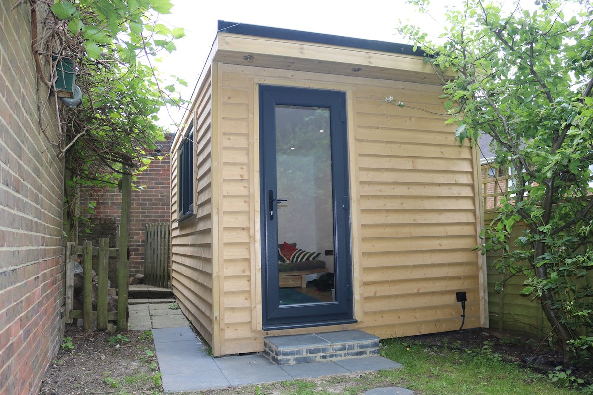 This fantastic #Teenage Den is a #gamesroom away from the house - the perfect spot to hang out with friends after school bit.ly/2tmaRtp #extraspace #teenagersroom