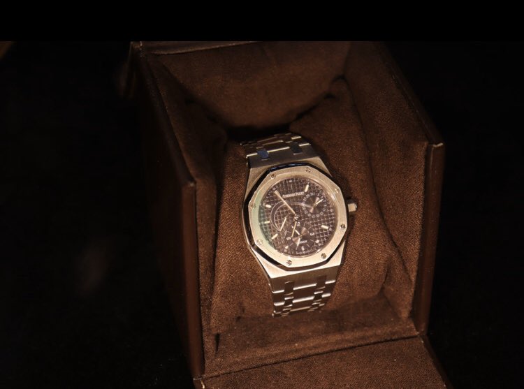 mw75009's tweet photo. Exposition aujourd’hui et demain à @Drouot de l’écrin de Monsieur G. 
13 montres d’exception parmi lesquels 4 AUDEMARS PIGUET Royal Oak et 3 PATEK PHILIPPE Nautilus https://t.co/aIDnzEgqKL