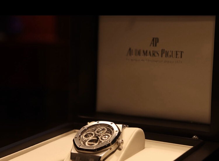 mw75009's tweet photo. Exposition aujourd’hui et demain à @Drouot de l’écrin de Monsieur G. 
13 montres d’exception parmi lesquels 4 AUDEMARS PIGUET Royal Oak et 3 PATEK PHILIPPE Nautilus https://t.co/aIDnzEgqKL