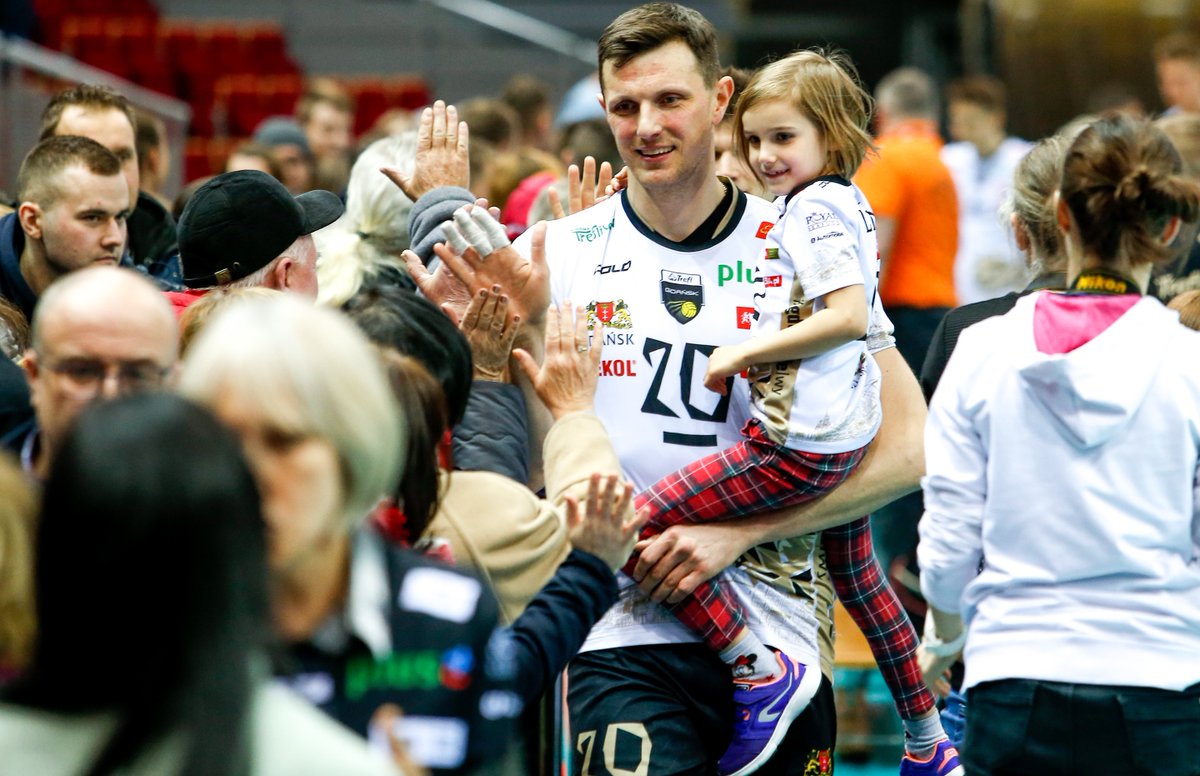 Wojtek Grzyb zdecydował zakończyć po tym sezonie sportową karierę. - Ta przygoda, jako sportowca, po 20 sezonach się kończy - mówi <a href="/grzyb_wojciech/">Wojciech Grzyb</a>. - Na pożegnania nadejdzie jeszcze czas, teraz skupiam się na najbliższych meczach - dodaje kapitan💪👏 ➡ treflgdansk.pl/wojciech-grzyb…🦁