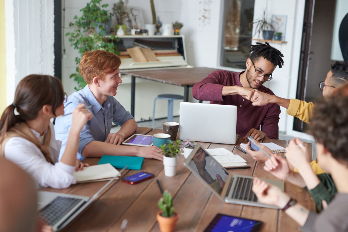 draftedapp's tweet photo. Many employees describe their #EmployeeReferralProgram as a void or black hole 😱

Transparency is 🔑

Learn more about how to create a cycle of transparency to help boost #EmployeeReferrals at your company 👉https://t.co/JQ6TUK2Nu2 

#TransparencyInHiring #Hiring #Recruiting https://t.co/iS0umJd2Wv