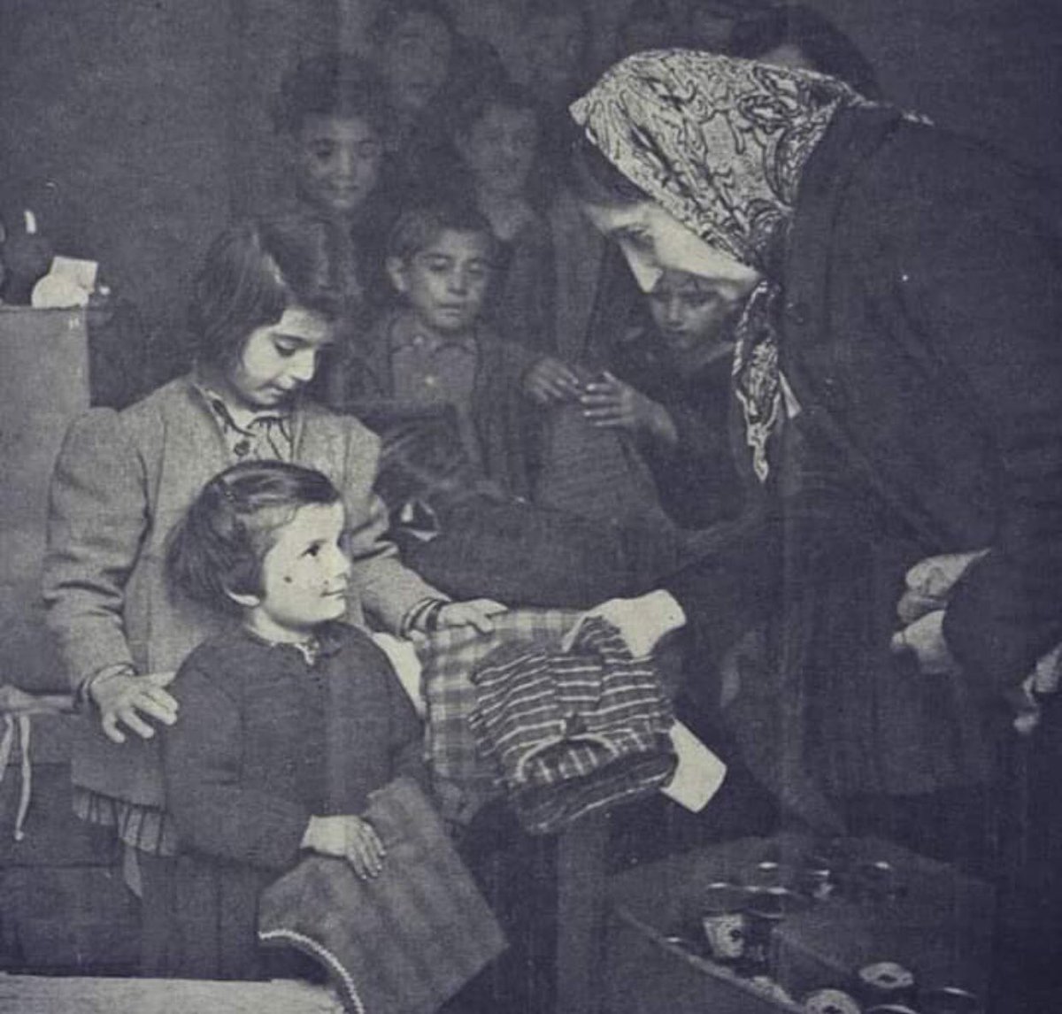 yazarmuratakan's tweet photo. Yıl 1942...
1. Resim; İkinci Dünya Savaşı nedeniyle Yunanistan’dan Suriye’ye kaçan mültecilere dağıtılan yardımlar
Yıl 2020...
Yunanistan’a giden Suriyeli mültecilerin  vurulması...
Batı medeniyeti budur... https://t.co/JGXEULSOmQ