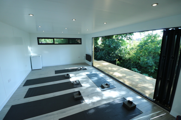 Looking for a space to perfect your #vinyasaflow? This #gardenroom is a purpose built #studio that will be used for private #yoga lessons 🙏🏻 bit.ly/2nEdDY4