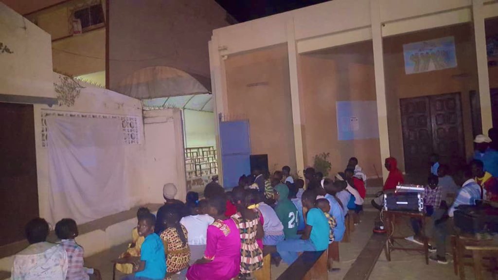 HSC_AER's tweet photo. Le Samedi 29 Février nous étions à Guediawaye pour la Projection du film “Fakhman” et une sensibilisation sur les violences faites aux enfants. Un enfant doit être protégé et chéri et non victime de violence. #ChildProtection https://t.co/RttBgL0le2