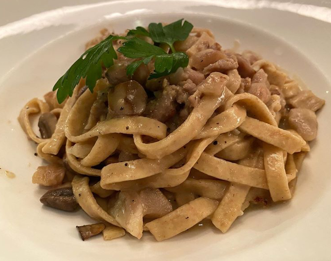 Fettuccine e castagne👍.
•Homemade whole-wheat fettuccine.
•Italian chestnuts.
•Porcini mushrooms.
•Sausage.
•Pecorino cheese.
•Perfection. 
.
.
.
.
.
#pizzarteny #fettuccine #italianchestnuts #porcinimushrooms #sausage #pecorinocheese #midtownmanhattan #italianfoodblogger