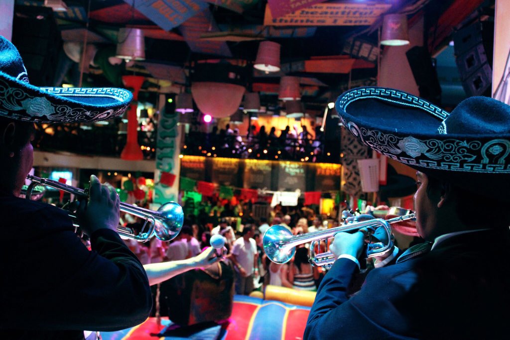 Places that make history, people who connect. What will be your story? 🤳👥📖 #SeñorFrogs #Party #SavingTheWorldFromBoredom #GrupoAndersons #mariachistyle #people