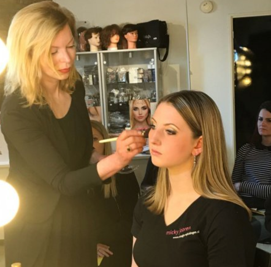 mickyjooren's tweet photo. Opfris workshop 25 maart!  

Heb je in het verleden een cursus visagie gevolgd en is jouw kennis weggezakt? Dan is deze workshop iets voor jou! In een hoog tempo behandelen we de meeste visagietechnieken die ook in de opleiding aan bod komen. 

https://t.co/cCUILGiPYf https://t.co/PjMWf6dSnF
