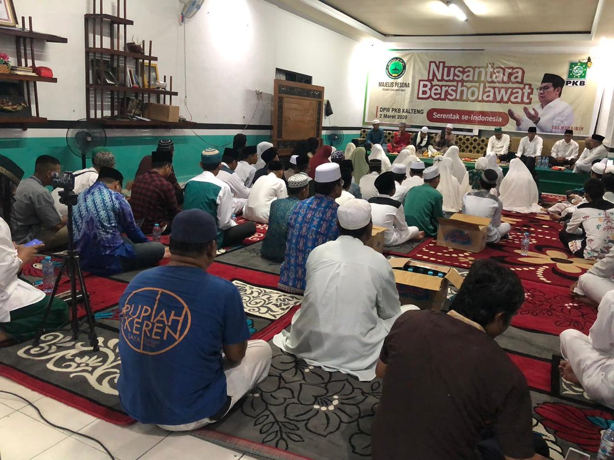 Belajarlah mengalah sampai tak seorangpun mengalahkanmu. Belajarlah merendah sampai tak seorangpun merendahkanmu. Belajarlah sabar sampai Allah Ta'alaa mengangkat derajatmu." _Habib Syech 

#NusantaraBersholawat