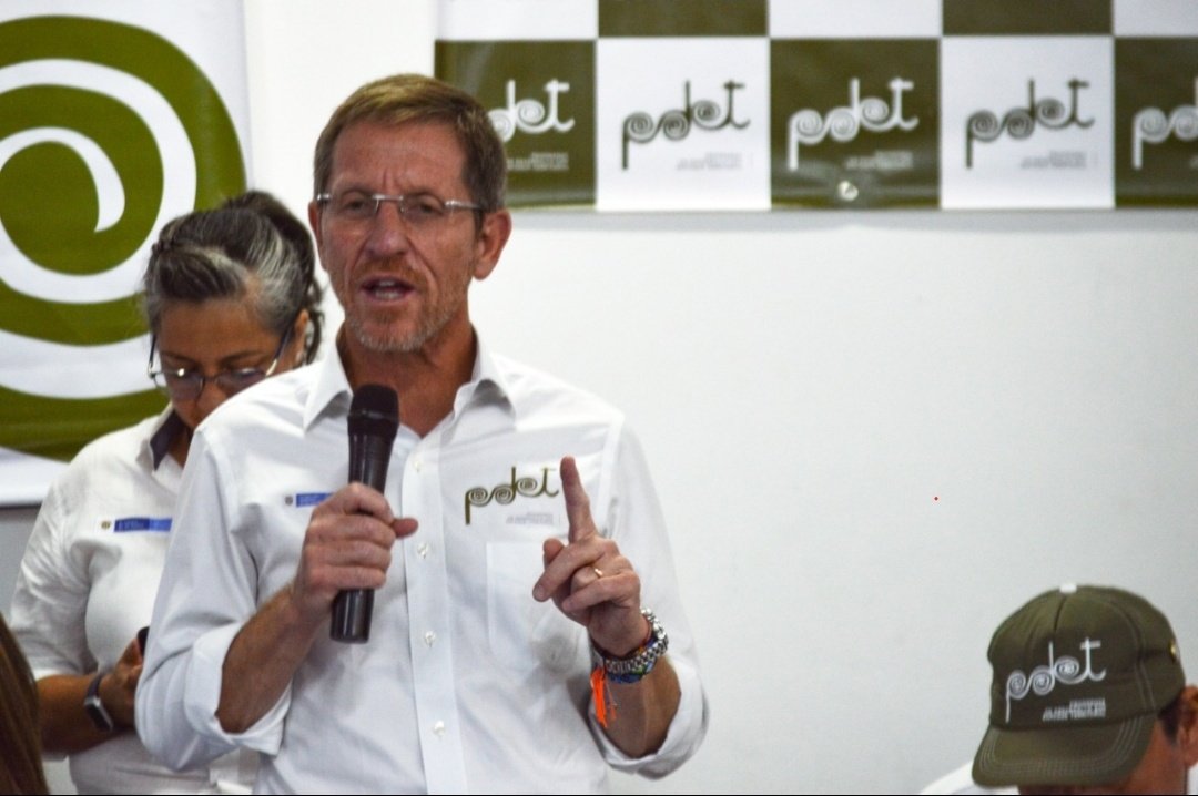 RenovacionCo's tweet photo. "El país les debe a estos municipios del Sur del Tolima que trabajemos para las comunidades y corresponden a tres razones principales: la equidad, el medio ambiente y la seguridad": @EmilioJArchila en encuentro con alcaldes de #MunicipiosPDET del Tolima. #ElTolimaEsPDET. https://t.co/xDmNdLrHky