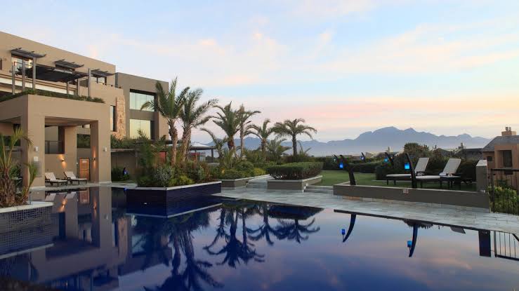 #Relaxation at its finest!
Unwind and enjoy a sunny day out by our luxurious pool.

#hotel #poolside #water #mountain #blueskies #nature #spa #summer #gardenroute #heroldsbay