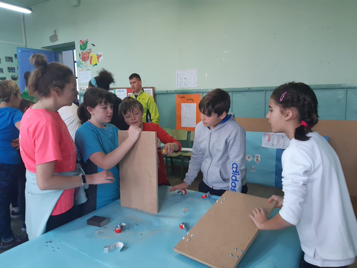 CpeeGloria's tweet photo. Proyecto #ErasmusPlus #GrowingTogether en @BuenCeip. Habilidades, cooperación, inclusión y mucho más... https://t.co/AyZRZIn3gK