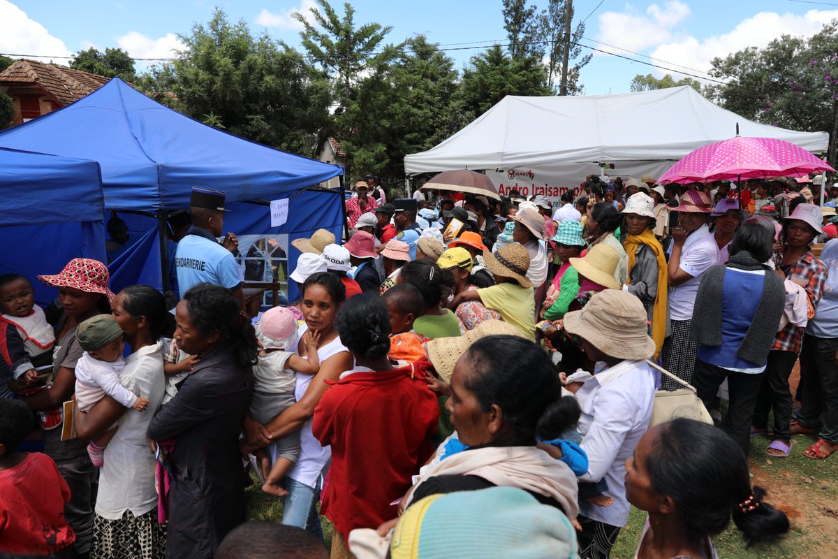 UNFPAMadagascar's tweet photo. DAY 2 #GenerationEquality Caravan.
Population of #Vinaninkarena has gathered in large numbers to benefit from #health services through mobile clinics #SRH #familyplaning #sreening #HIV, #CervicalCancer #LeaveNoOneBehind
@PresidenceMada
@MG_One_UN https://t.co/zEZSKdZLb4