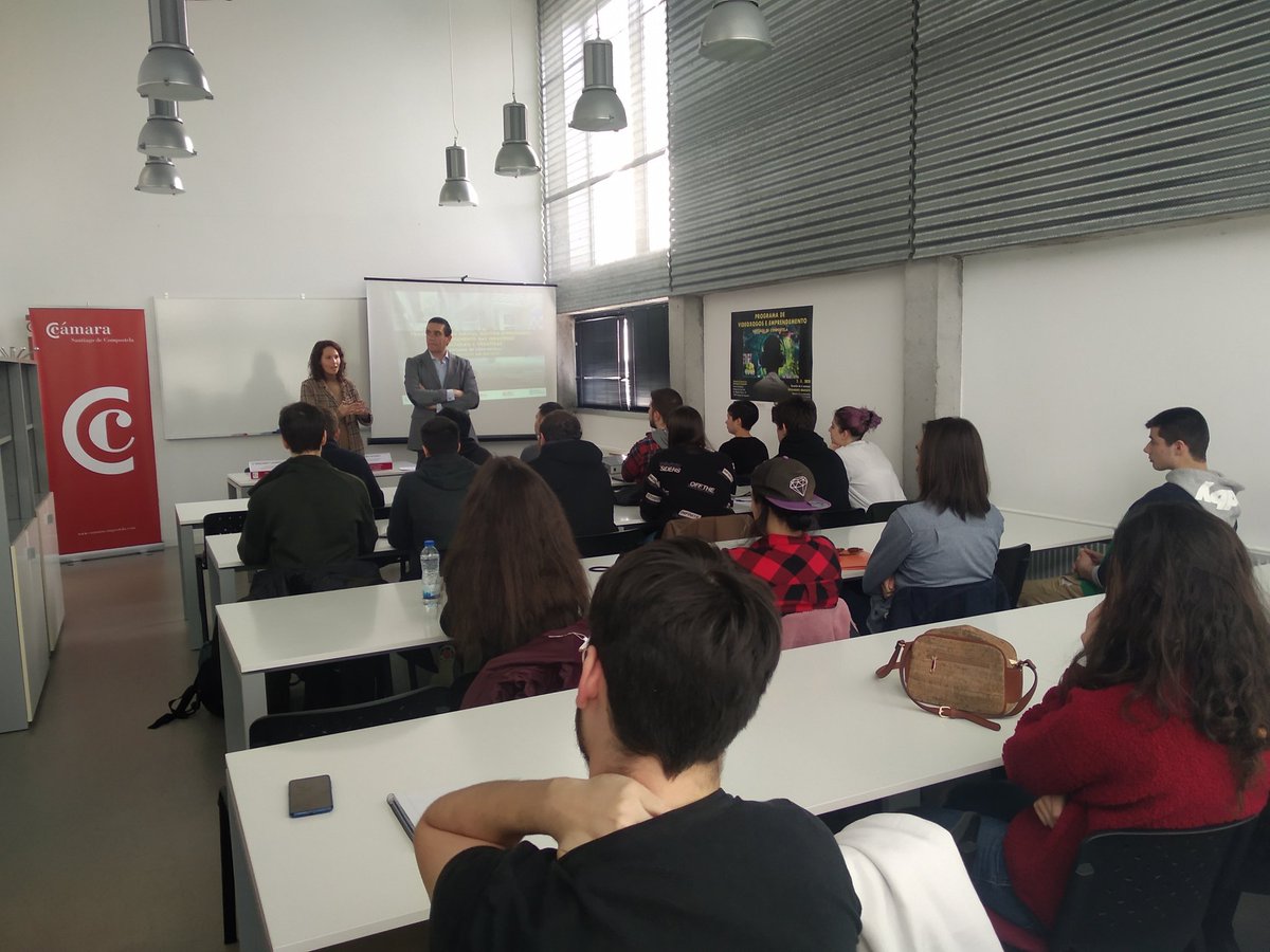 CCompostela's tweet photo. Durante 6 semanas todos os luns e mércores na @CCompostela e grazas á colaboración da @FundacionINCYDE e do @PazodeRaxoi falaremos das principais disciplinas vinculadas coa creatividade dentro do mundo do videoxogo🎮🎮 https://t.co/2EQAYZD570