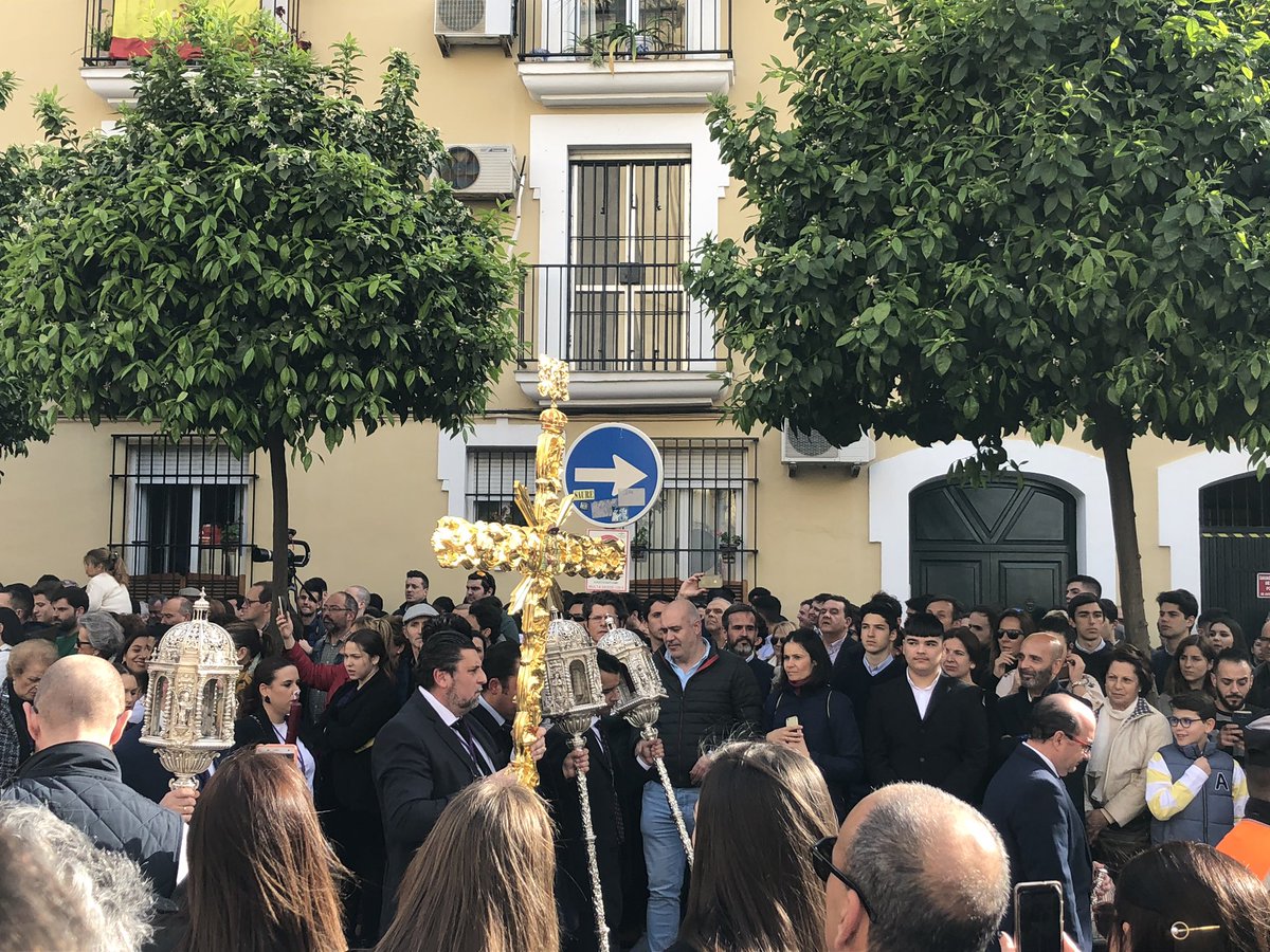 LaPasion7TV's tweet photo. Sale a la calle la Cruz de Guía de la @Hdad_LosGitanos. Comienza el traslado del Señor de la Salud a la Catedral para presidir el #ViaCrucisSevilla2020. https://t.co/CUYn7gTL6w